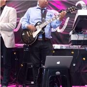 profesor de guitarra ofrece clases para principiantes y nivel intermedio